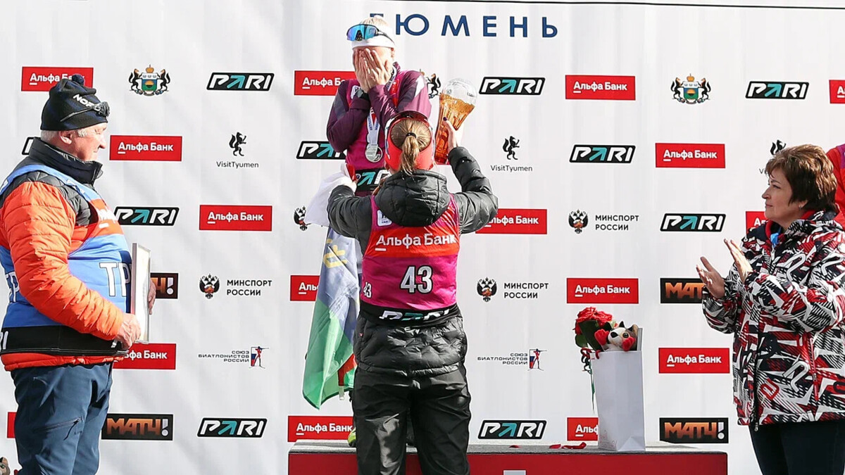 Биатлонистка Сливко после победы в спринте на ЧР отдала Кристине Резцовой выигранный трофей имени ее мамы. Видео