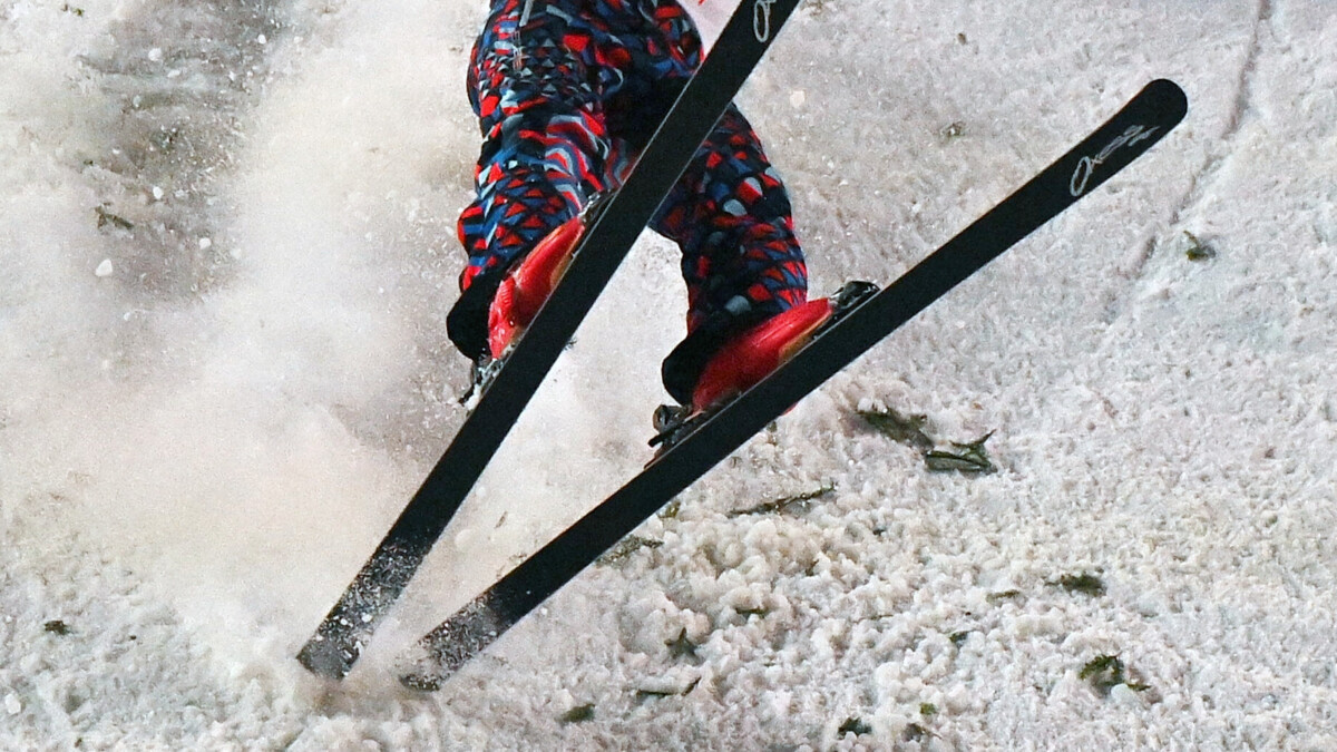 Фристайлист Петров неудачно упал в финале лыжного слоуп‑стайла на Спартакиаде, спортсмену оказывается помощь