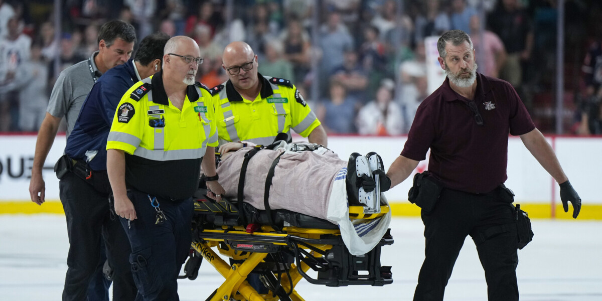 Судья получил травму во время матча НХЛ «Питтсбург» — «Тампа», его увезли со льда на носилках