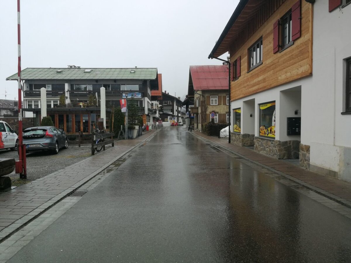 Накануне мужской эстафеты в Оберстдорфе идет дождь (фото)