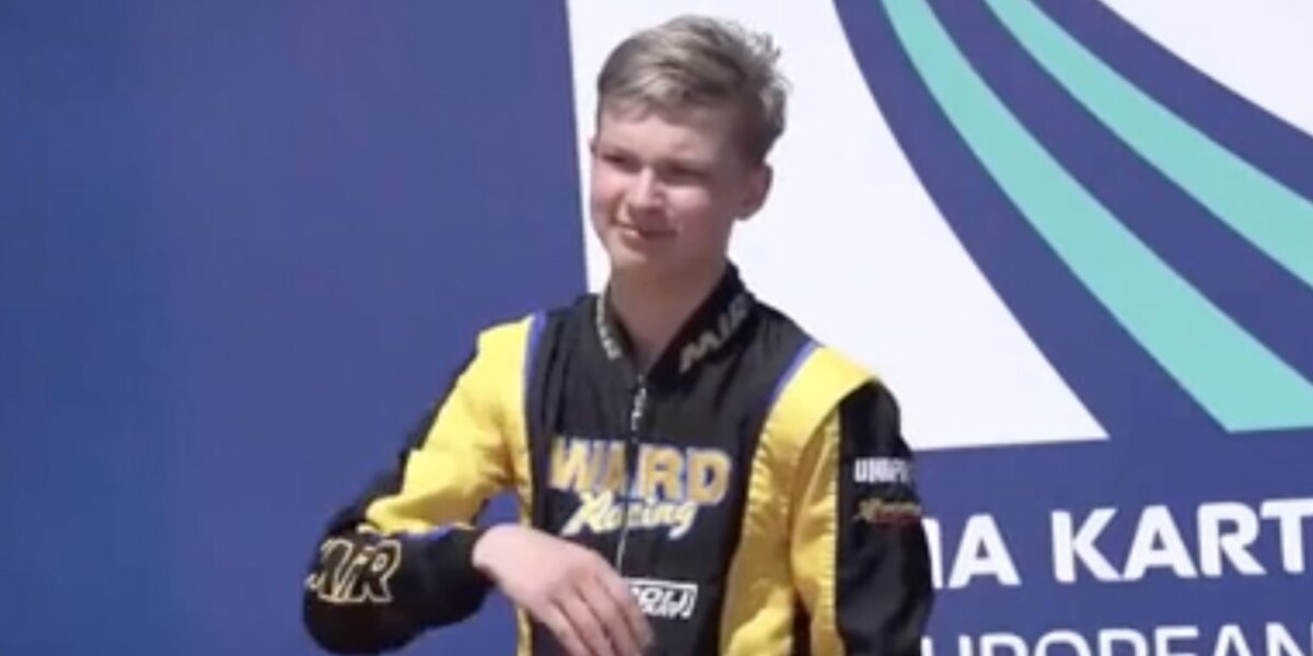 Российский гонщик показал жест, похожий на нацистское приветствие, на церемонии награждения