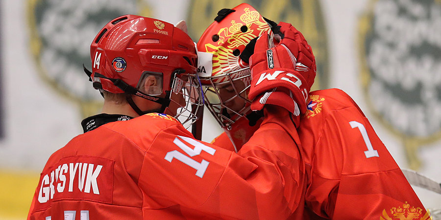 Российские хоккеисты разгромили белорусов и поспорят за финал ЮЧМ с командой США. Видео