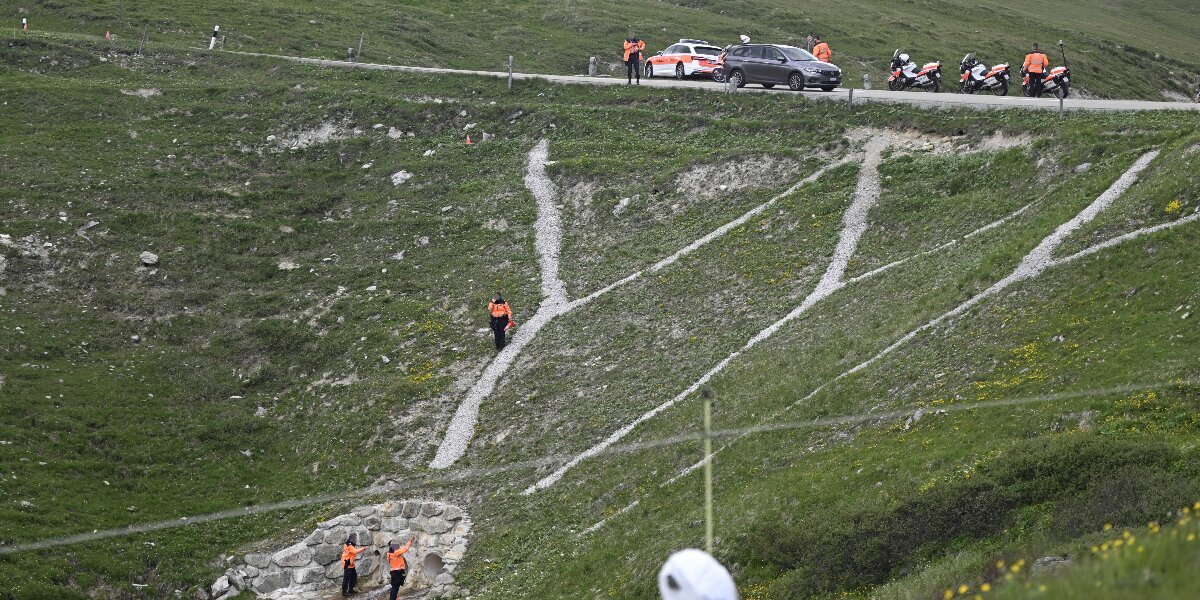 Швейцарского велогонщика на вертолете доставили в больницу. Он получил травмы после падения во время гонки