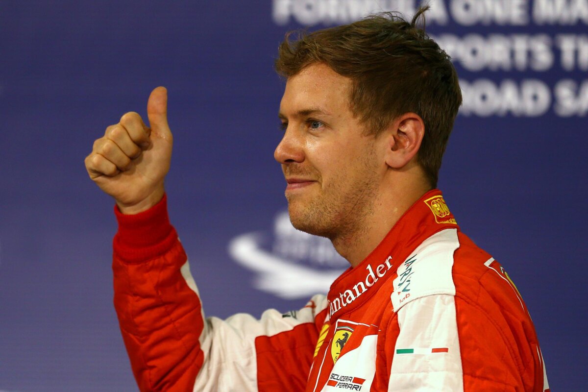 Феттель взял поул на Гран-при Бахрейна, Сироткин опередил своего напарника