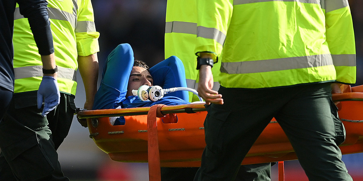 Футболиста «Эвертона» отправили в больницу из-за полученной в матче с «Челси» травмы