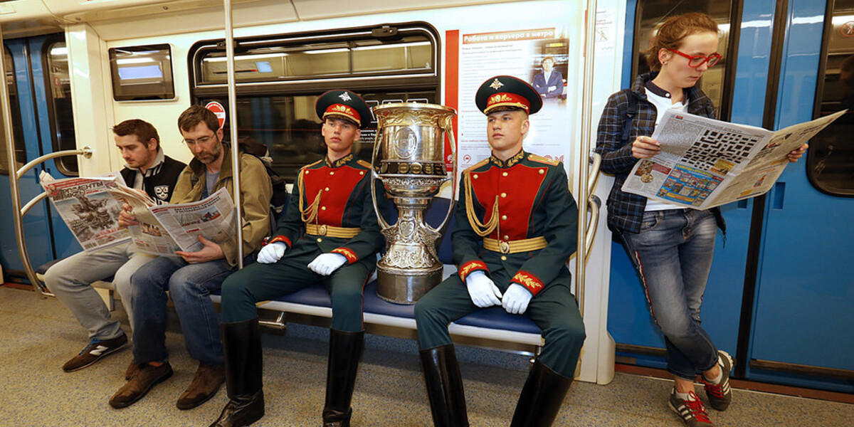 Кубок Гагарина впервые спустился в метро и проехался на «Тигре»