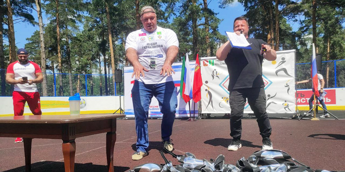 Русский Халк установил рекорд мира в День России, скрутив 46 сковородок в трубочку