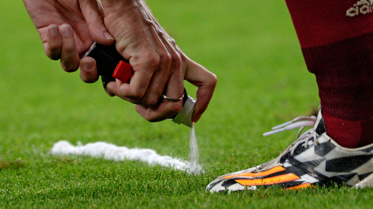 Суд может заставить ФИФА прекратить использование в матчах исчезающего спрея