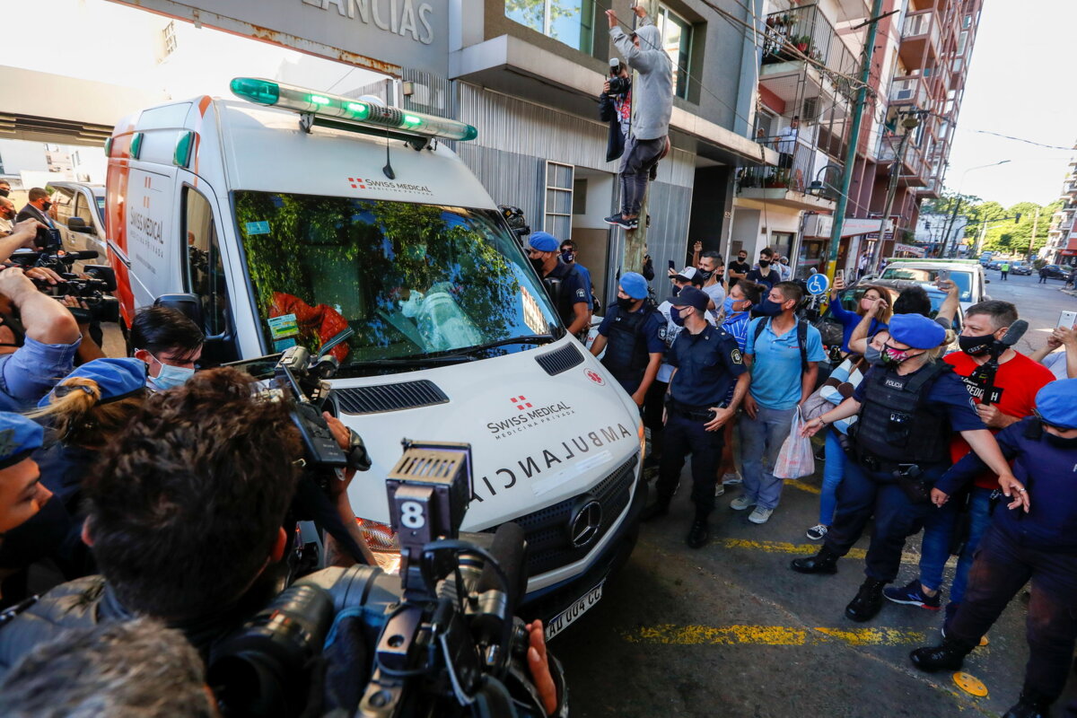 СМИ: Скорая помощь приехала к дому Марадоны за 11 минут