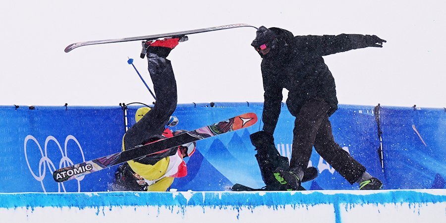 Финский фристайлист в прыжке выбил лыжами камеру из рук оператора на Олимпиаде. Видео