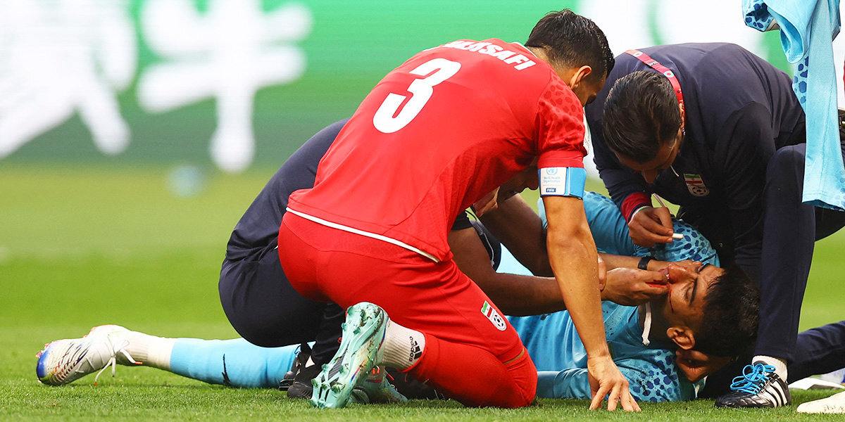 У вратаря сборной Ирана сломан нос и подозрение на сотрясение мозга после матча ЧМ-2022 с Англией