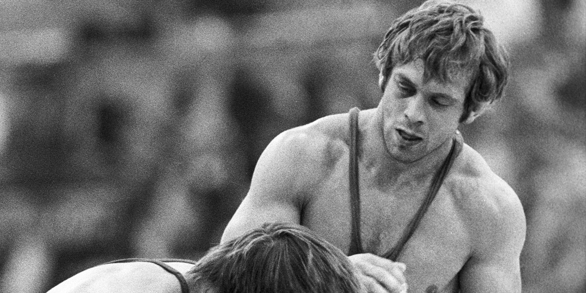 Победитель Олимпиады-1976 в борьбе Быков подарил золотую медаль тренеру сборной СССР Игуменову