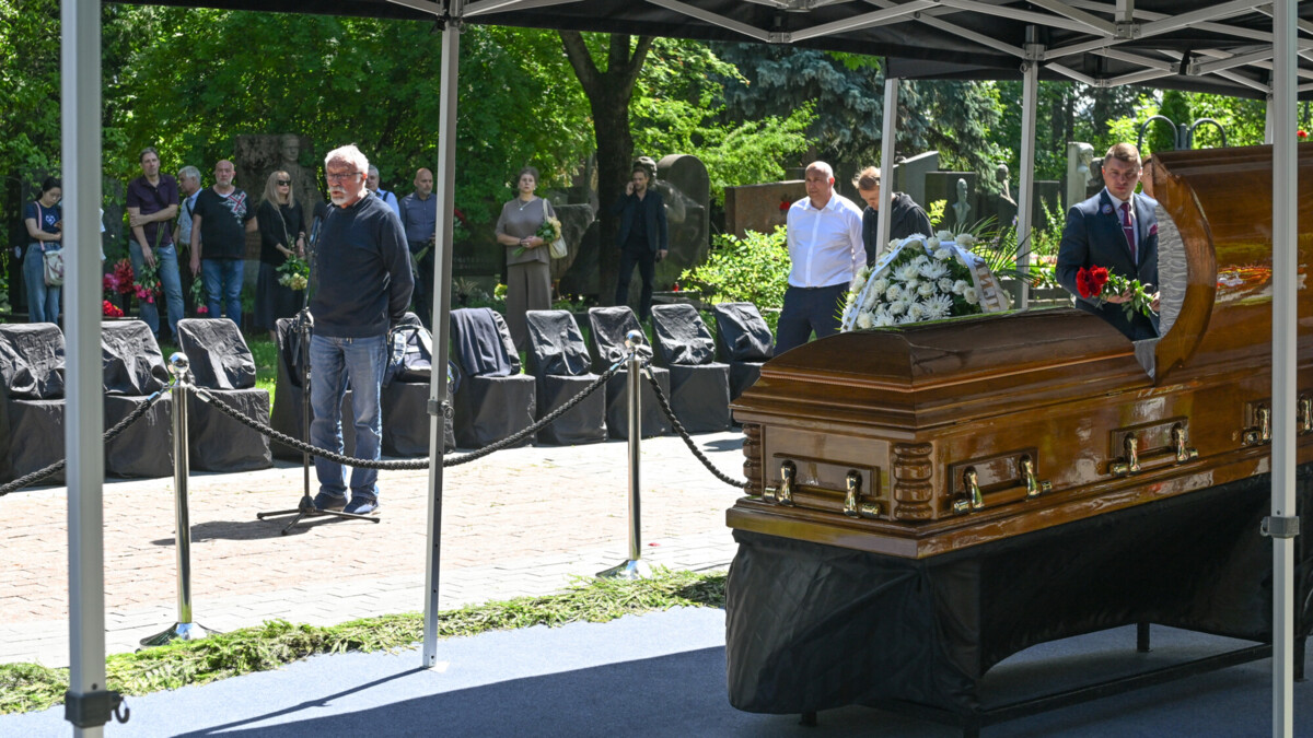 Анну Дмитриеву похоронили на Новодевичьем кладбище в Москве