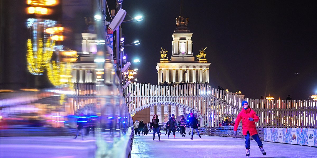Зимой в городе было 36 открытых катков. Каток ВДНХ. Каток на ВДНХ 2022. Большой каток на ВДНХ. Самый большой каток в Москве.