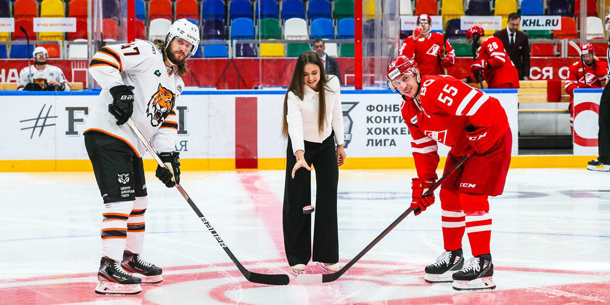Валиева сделала символическое вбрасывание перед матчем КХЛ «Спартак» — «Амур»