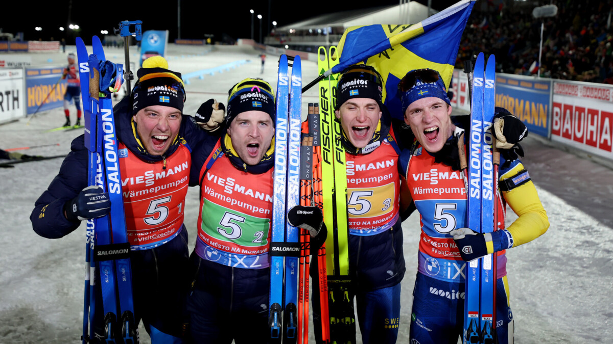 Мужская сборная Швеции выиграла эстафету на ЧМ по биатлону, норвежцы — вторые