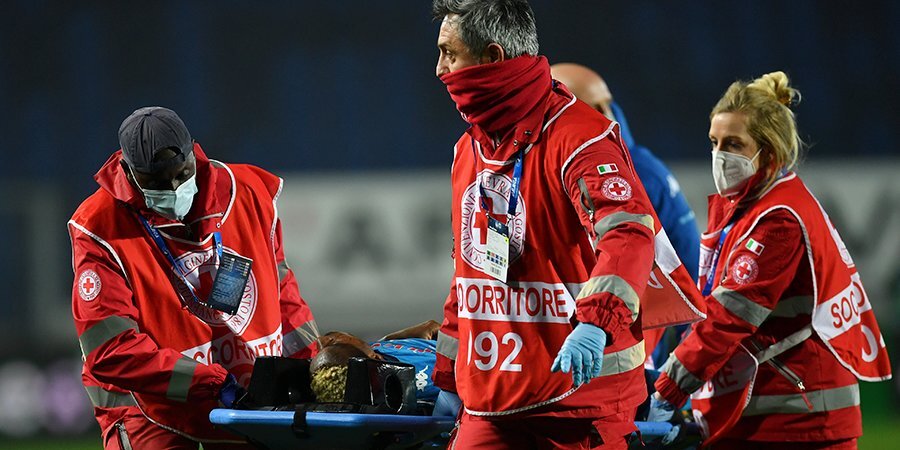 Футболист «Наполи» Осимхен потерял сознание во время матча с «Аталантой». Его доставили в больницу