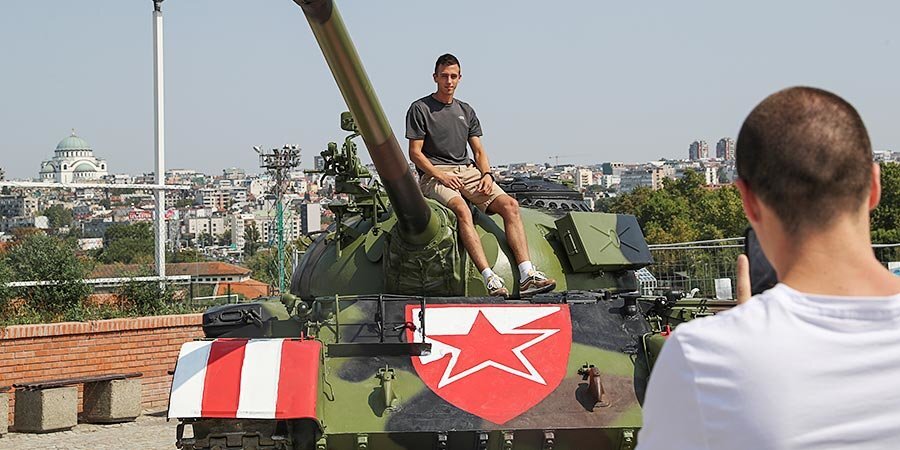 Игроки «Црвены Звезды» проехали по улицам Белграда на танке