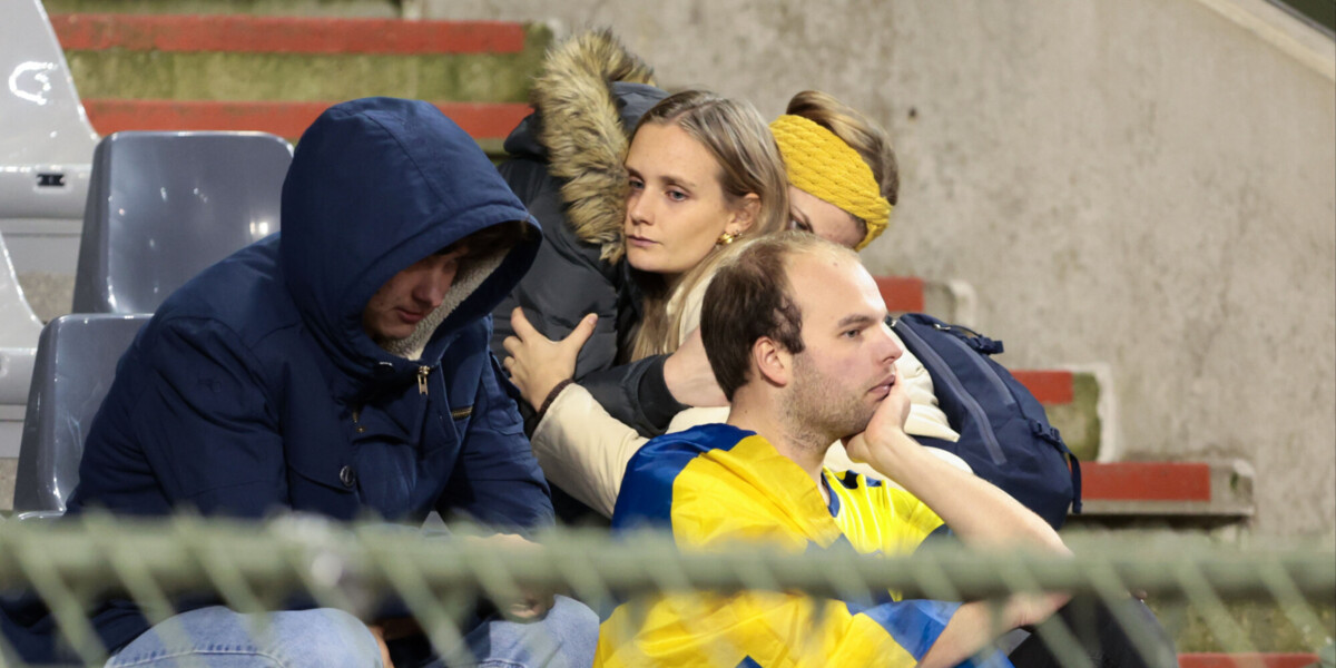 «Думаем о жертвах трусливого нападения» — Макрон об убитых болельщиках сборной Швеции