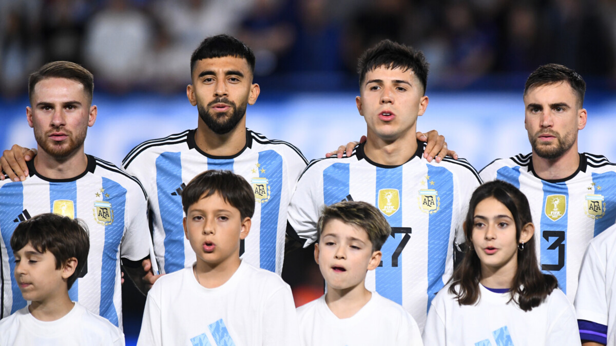 Сборная Аргентины дома проиграла Уругваю в матче отбора ЧМ‑2026, бразильцы уступили Колумбии. Видео