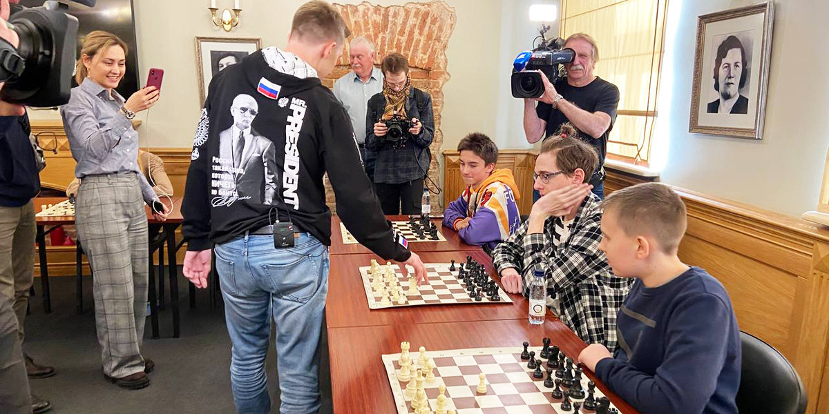 Российский гроссмейстер Карякин провел сеанс одновременной игры с детьми из Донбасса