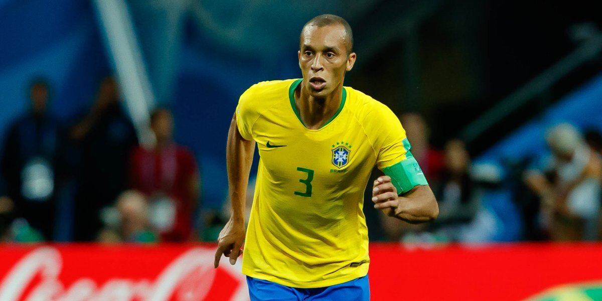 Обладатель Кубка Америки в составе сборной Бразилии защитник Миранда объявил о завершении карьеры