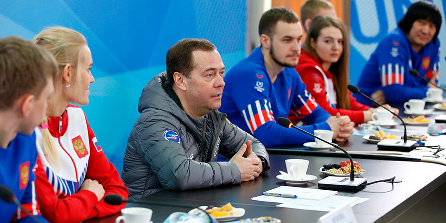 Медведев наградил сборную России по хоккею золотыми медалями Универсиады