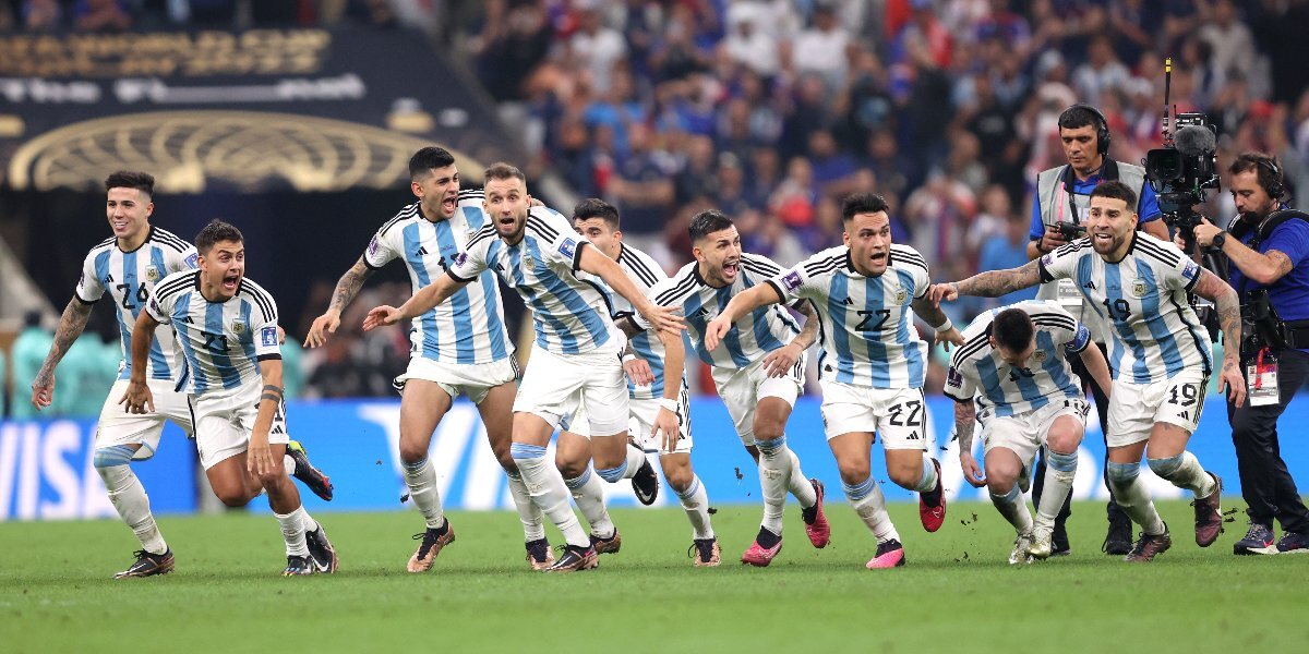Футболисты сборной Аргентины с болельщиками отметили победу в финале ЧМ-2022. Видео