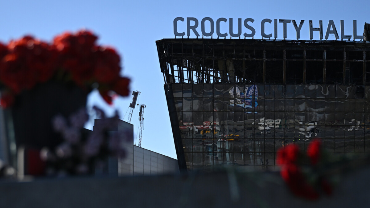 Ветераны российского футбола возложили цветы к мемориалу на месте трагедии в «Крокус Сити Холле»