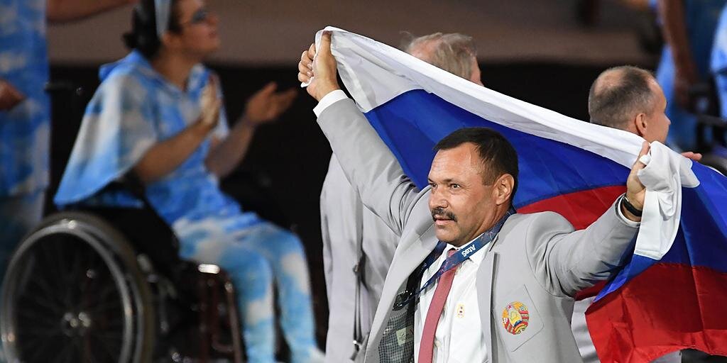 «Это, безусловно, поступок». Паралимпийцы из Белоруссии принесли российский флаг на церемонию открытия Игр в Рио