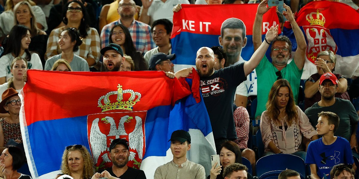 Отец Джоковича позировал для фото со зрителями, которые принесли на Australian Open флаг России с портретом Путина