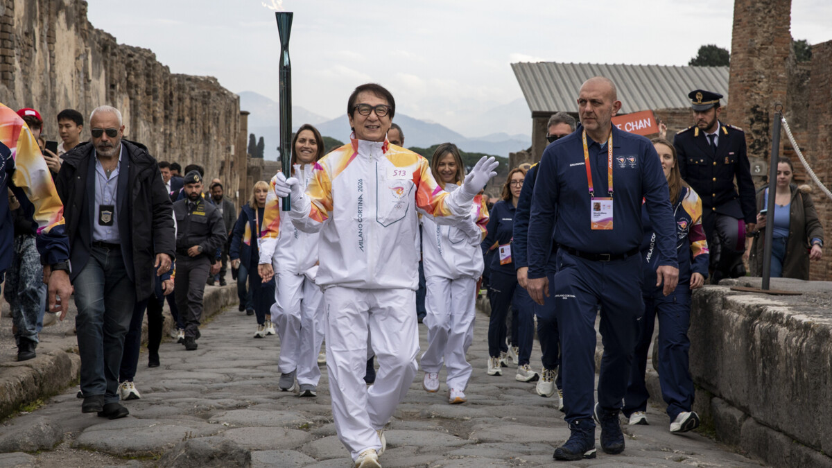 Джеки Чан пронес Олимпийский огонь по руинам Помпеи