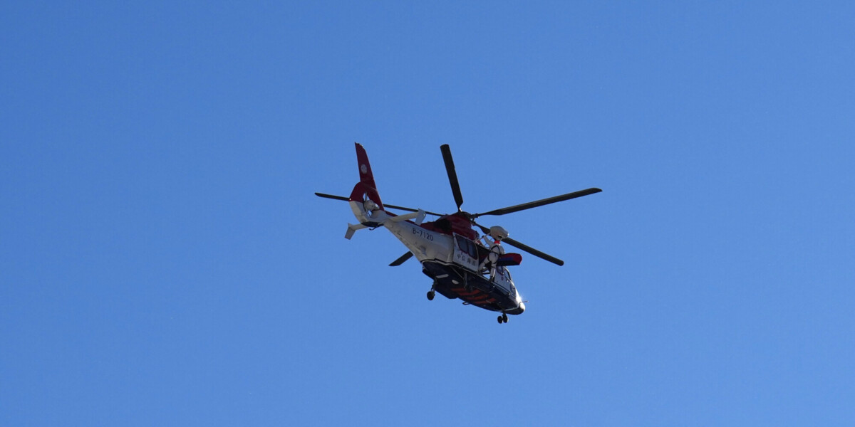Вертолет не смог вылететь к альпинистке Оленевой в понедельник из‑за отсутствия всех согласований, сообщили в ФАР