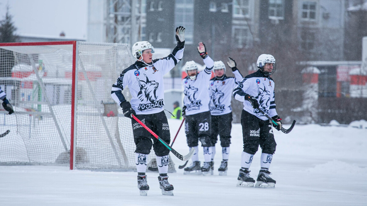 «Кузбасс» впервые в истории выиграл Суперкубок России по хоккею с мячом