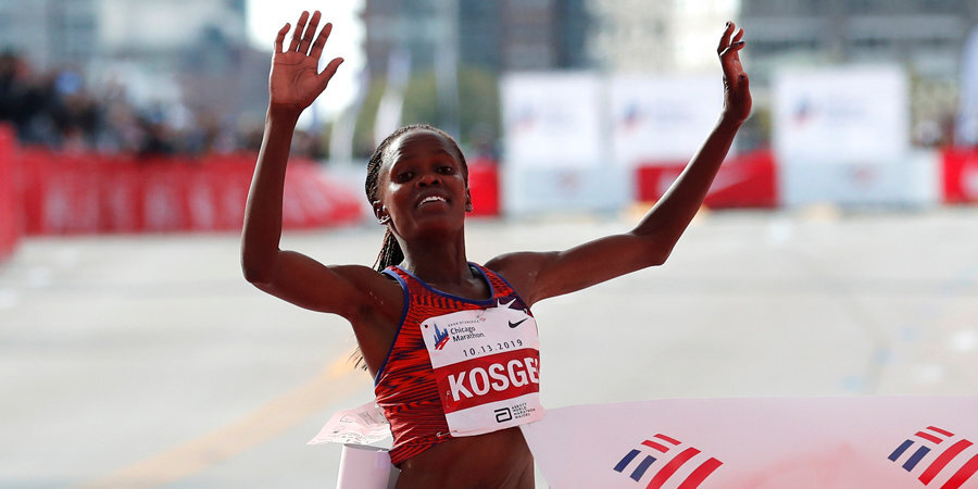 Кенийская бегунья Косгей выиграла Чикагский марафон, побив мировой рекорд 16-летней давности