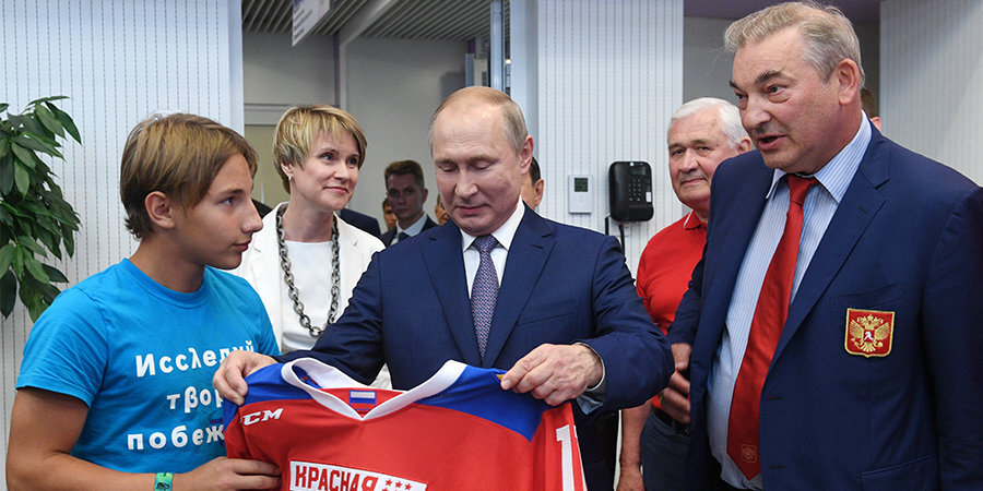 Путин посетил детский семинар в образовательном центре «Сириус» и получил в подарок хоккейную форму
