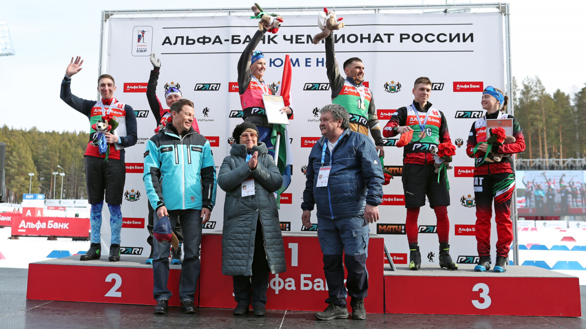 Родители Гараничева наградили биатлониста и Викторию Сливко после победы в сингл‑миксте на ЧР в Тюмени