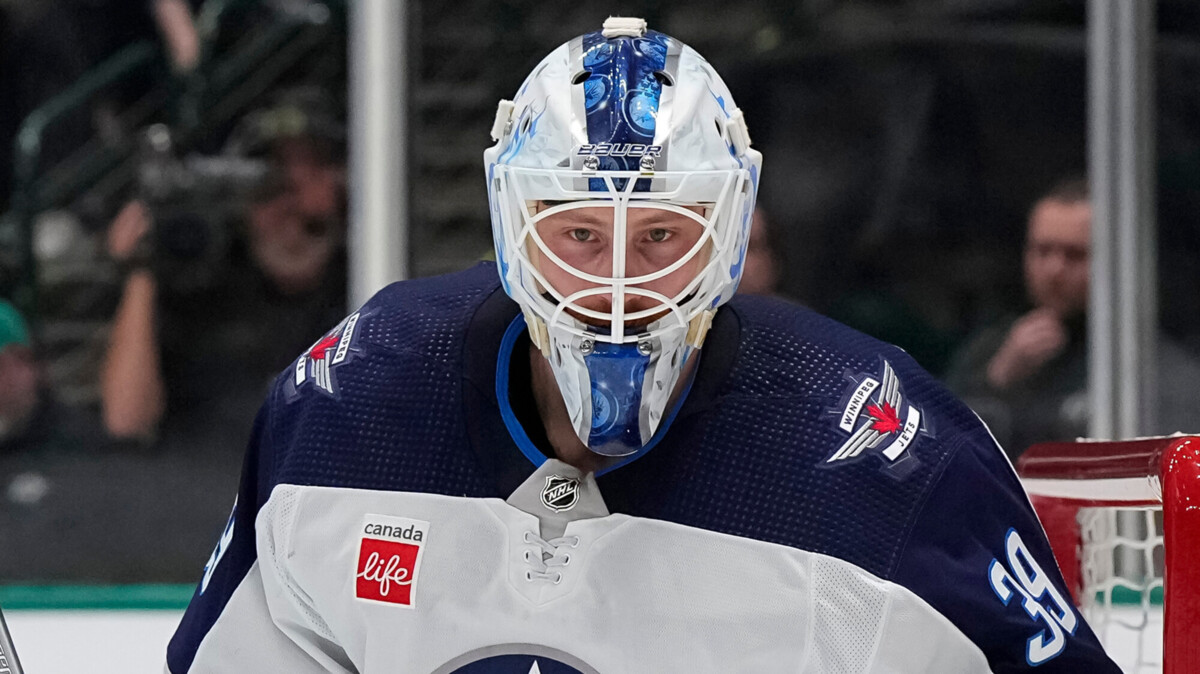 Канадский голкипер Броссуа забросил шайбу в матче АХЛ