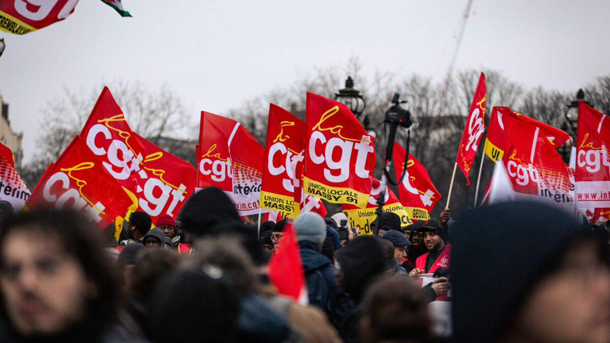 Активисты профсоюзов во Франции вышли на акцию протеста против ОИ‑2024 под гимн СССР