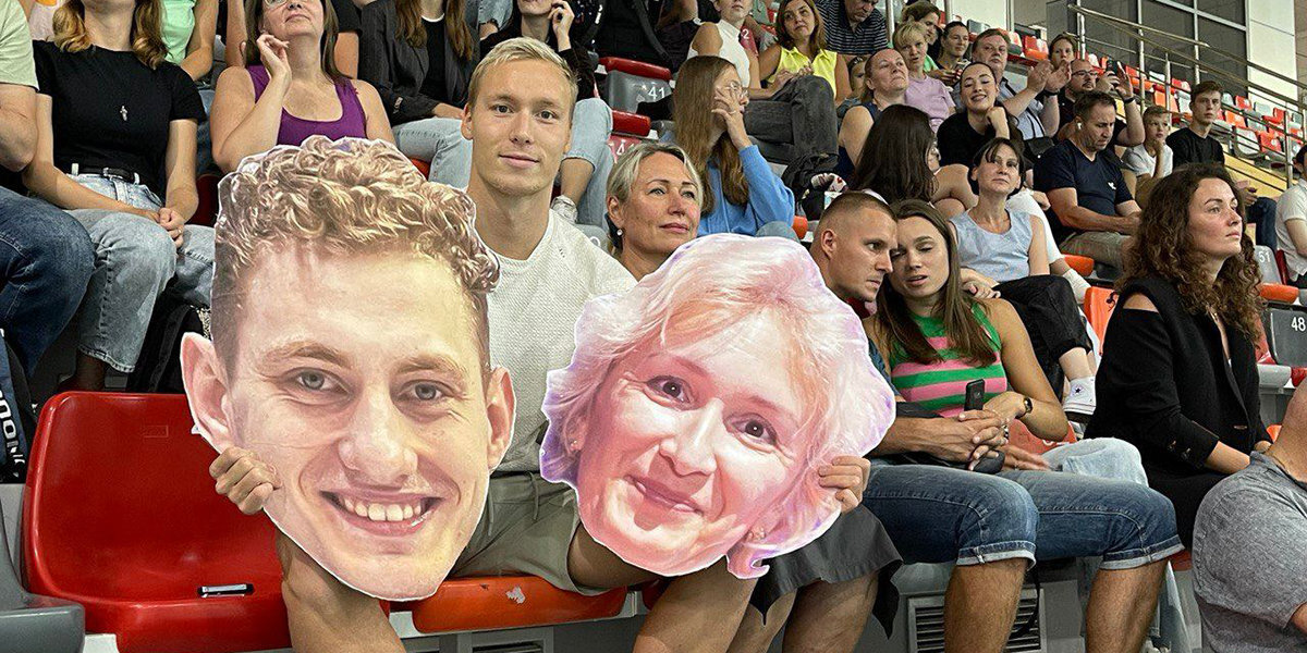 Пловец Минаков поддержал Бородина во время заплыва на Спартакиаде, распечатав портрет спортсмена