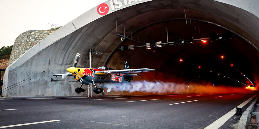 Самолет пролетел сквозь туннель на скорости 245 км/ч и установил рекорд Гиннеса