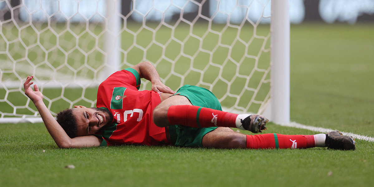 Марокканский защитник Мазрауи получил повреждение в матче ЧМ-2022 в Катаре и покинул поле на носилках. Видео