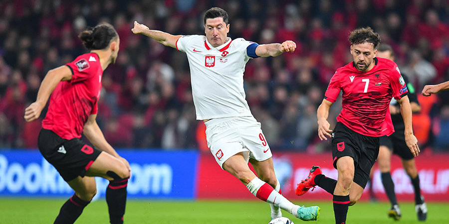 Сборная Польши победила Албанию в матче отбора к ЧМ-2022. Встреча прерывалась на 20 минут