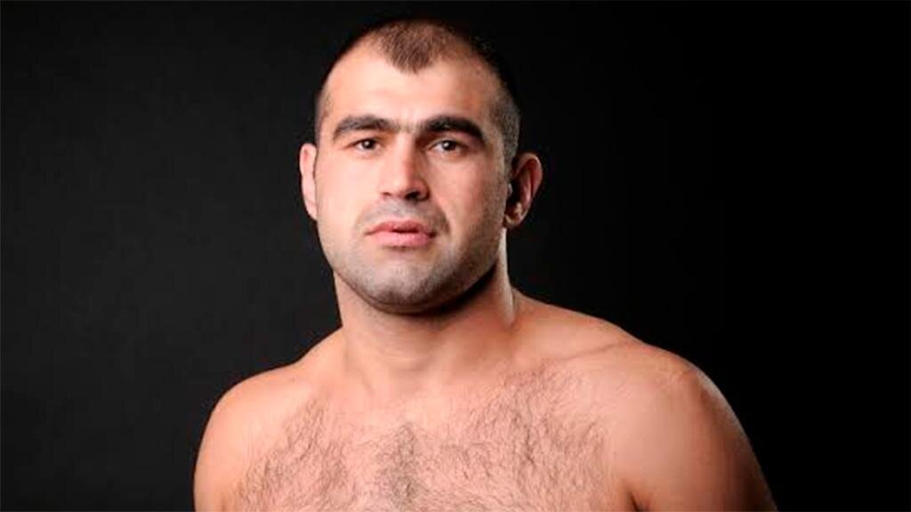 Абдурахимов проиграл Льюису, Сафаров начал в UFC с досрочного поражения