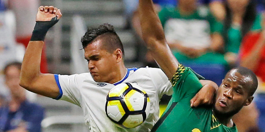Футболисты сборной Сальвадора дисквалифицированы за «финт» Луиса Суареса