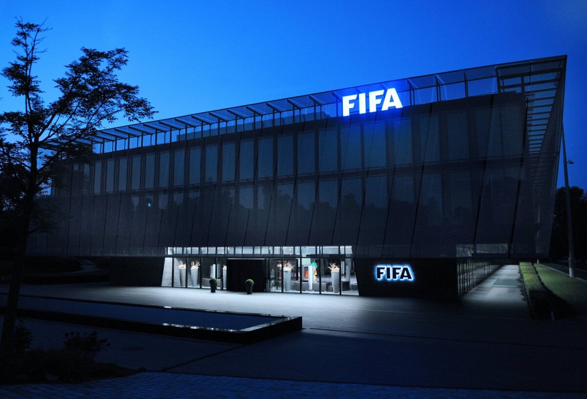 СМИ: ФИФА согласилась перенести трансферное окно и продлить истекающие контракты футболистов