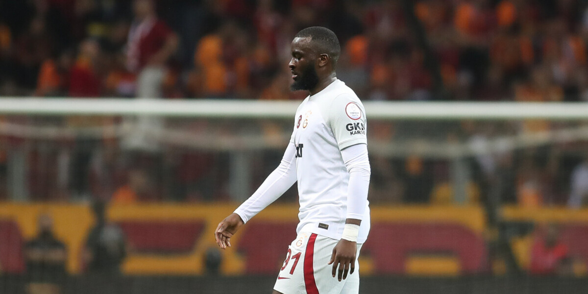 Футболиста «Галатасарая» Ндомбеле исключили из состава за заказанные ночью бургер и колу — СМИ