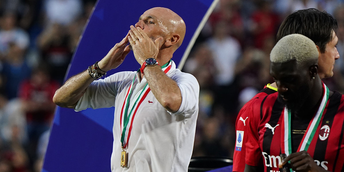 Фанаты вернули тренеру «Милана» Пиоли золотую медаль, украденную во время награждения