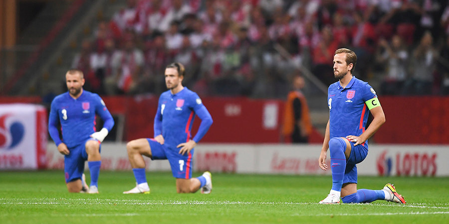 Фанаты Польши освистали сборную Англии во время преклонения колена. Левандовский показал на нашивку Respect