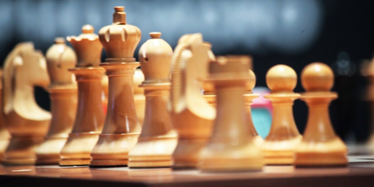 Российские и белорусские шахматисты продолжат выступать под флагом FIDE на международных турнирах до 2025 года